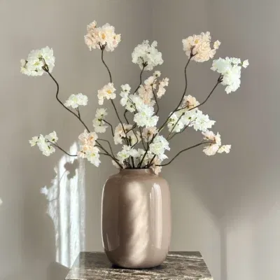 Taupe sand vaas met beige witte zijden bloesemtakken