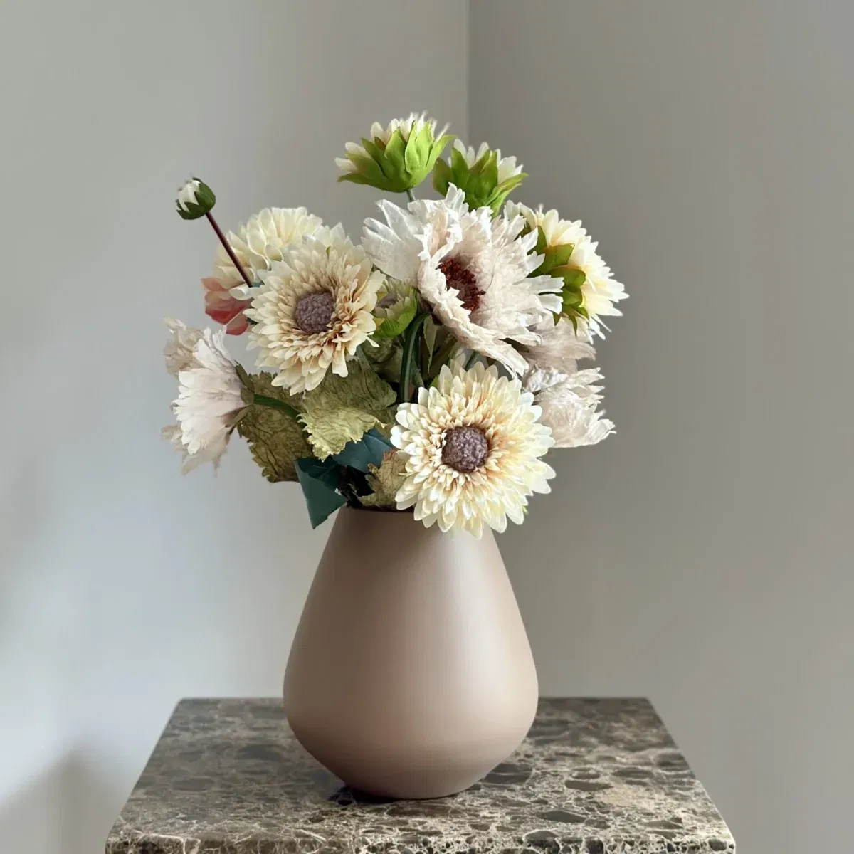 Taupe vaas met zijden bloem boeket