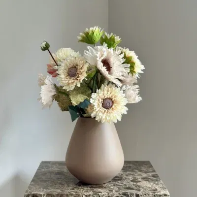 Taupe vaas met zijden bloem boeket
