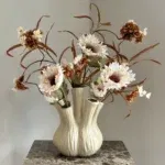 Toetervaas met kunstbloemen beige bruin