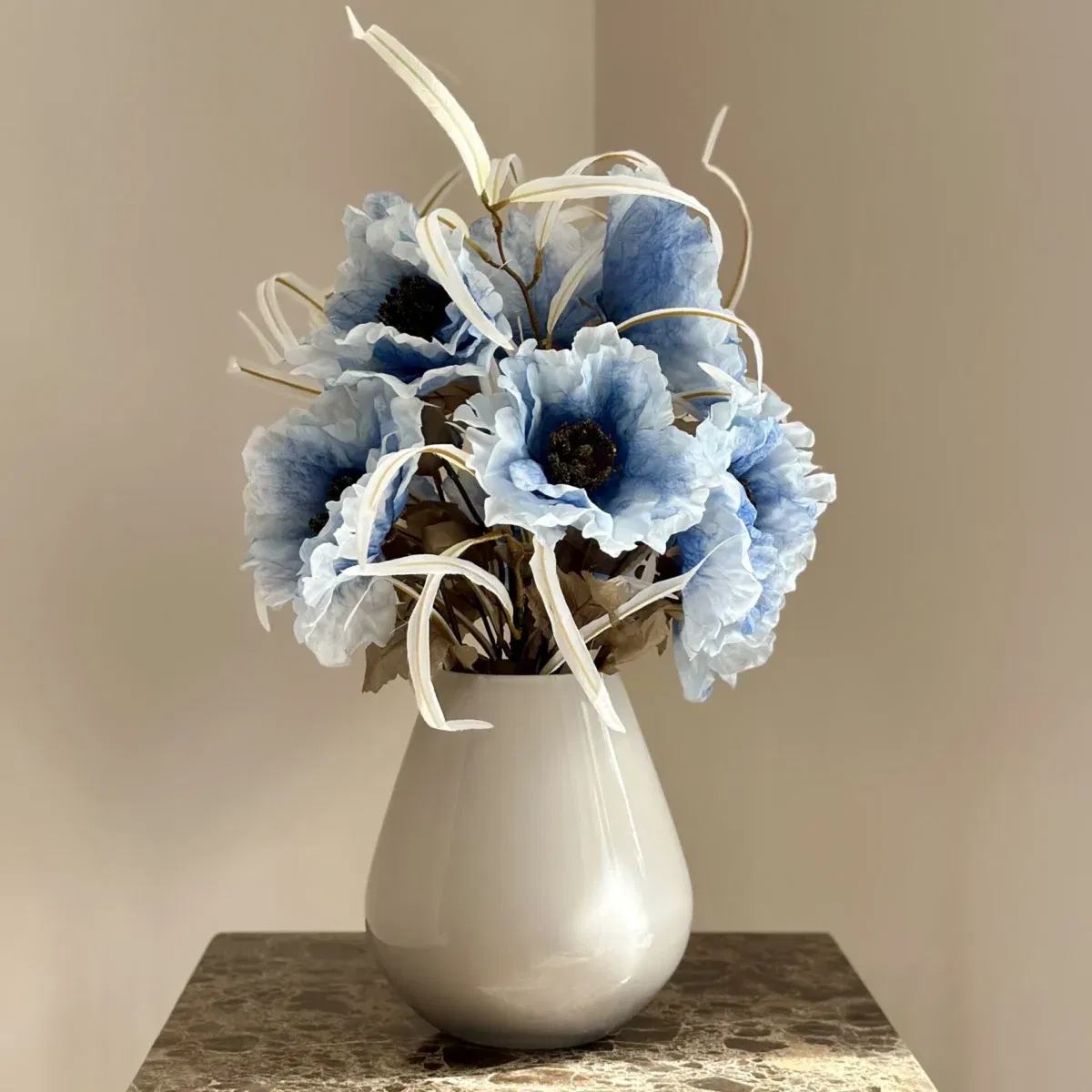 Vaas met blauwe zijden kunst bloem boeket