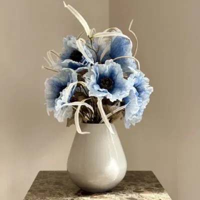 Vaas met blauwe zijden kunst bloem boeket
