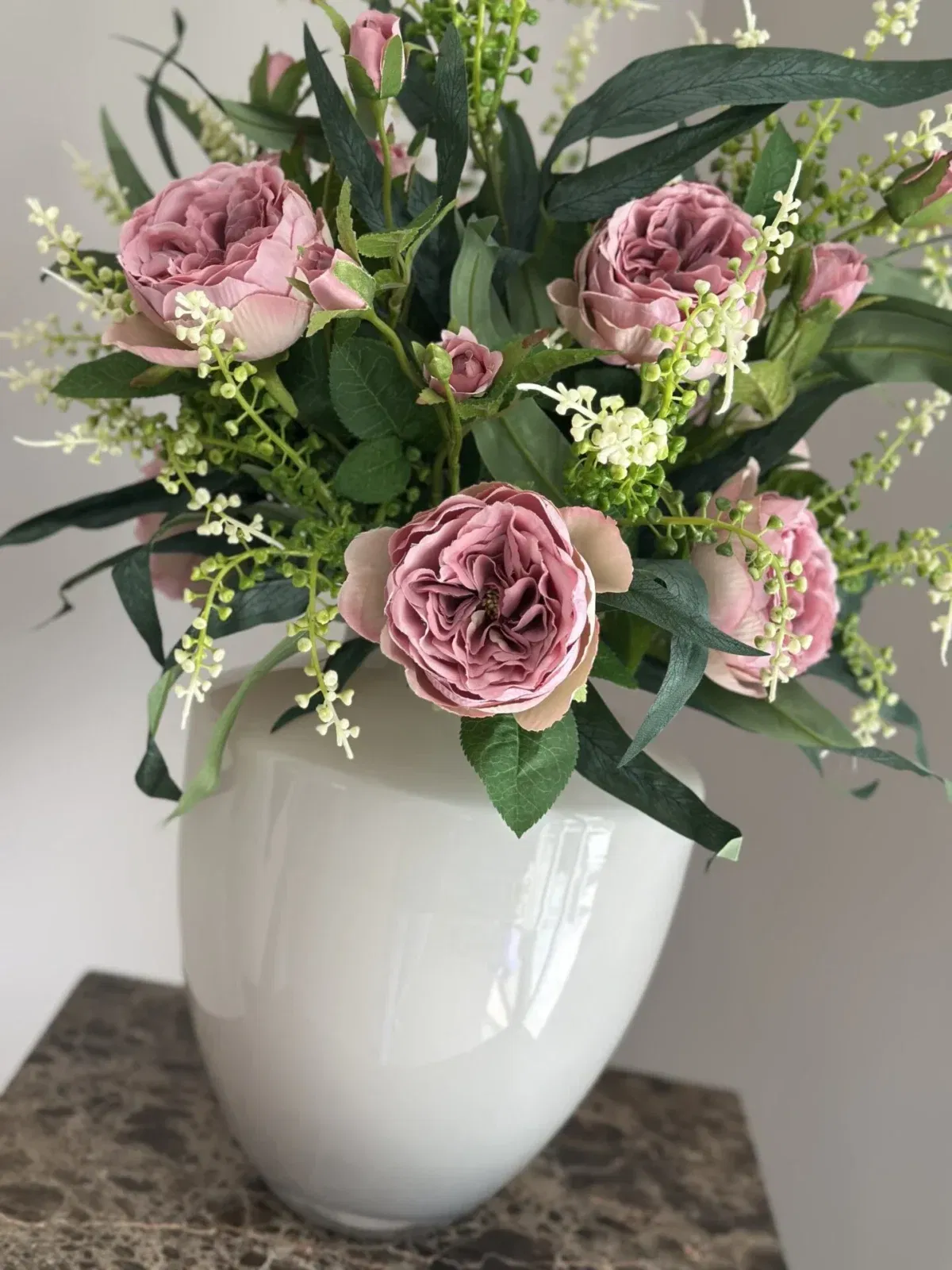 beige tugela vaas ivory met kunstbloemen boeket - vase the world