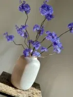 blauw paars zijden bloesemtakken met matte beige vaas