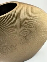 Gouden platte vaas, vensterbank vazen