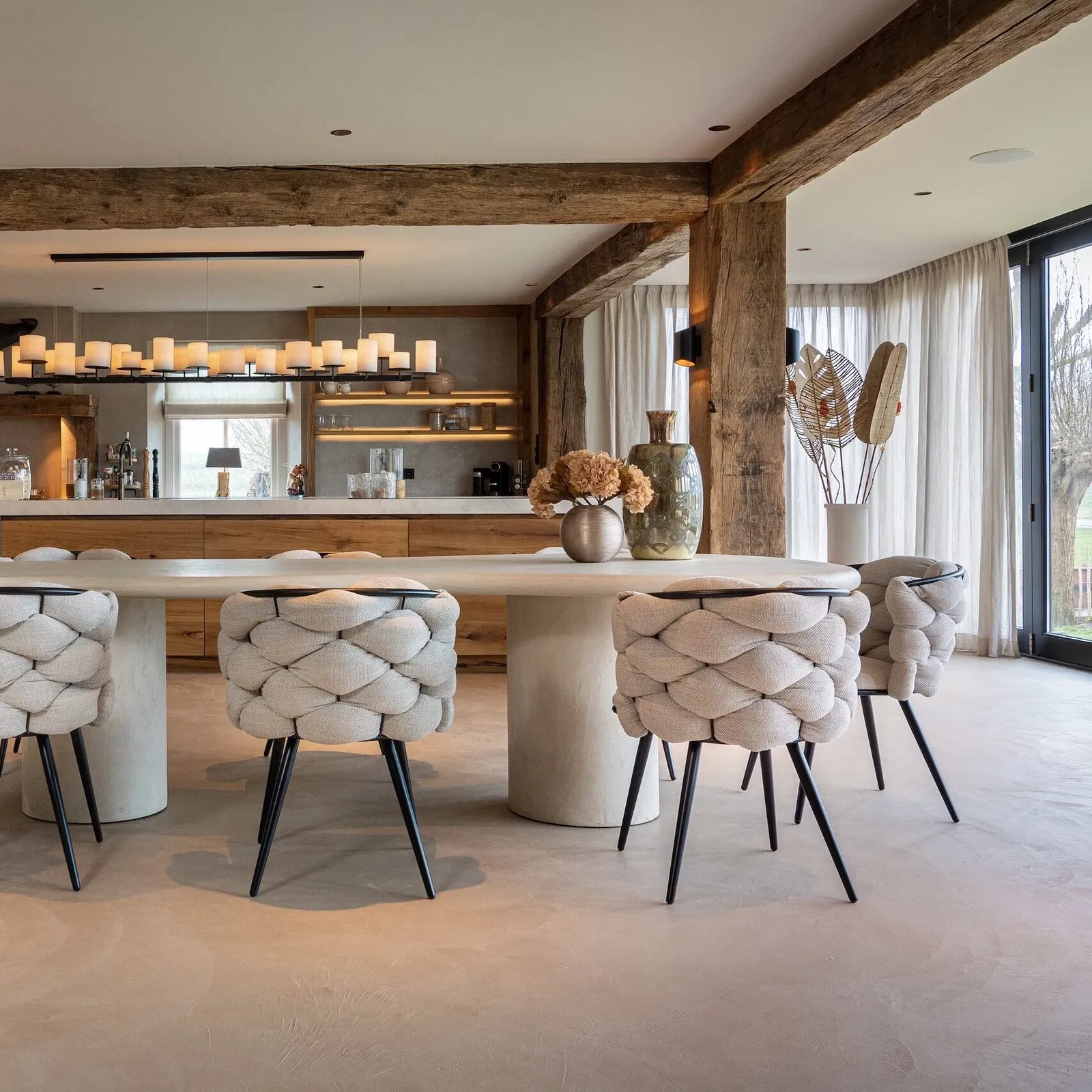 luxe beige eetkamerstoelen met zwarte stoelpoot pole to pole