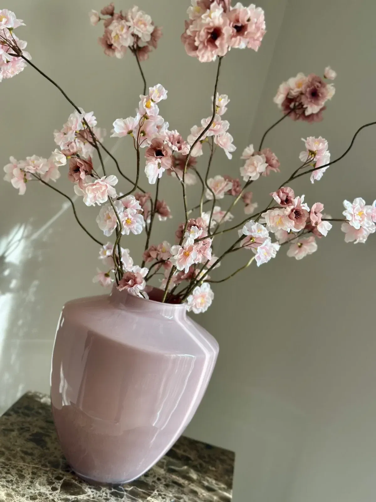 oud roze vaas van vase the world met roze kunst bloesems