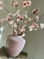 oud roze vaas van vase the world met roze kunst bloesems