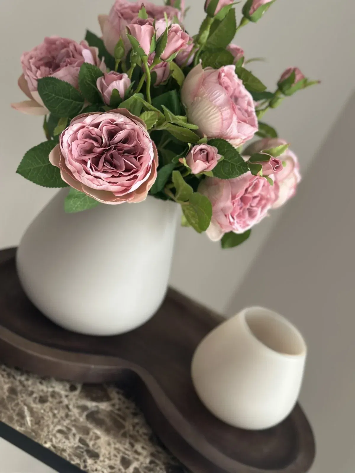 tafeldecoratie set beige vaas met oud roze bloemen