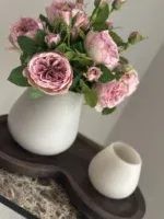 tafeldecoratie set beige vaas met oud roze bloemen