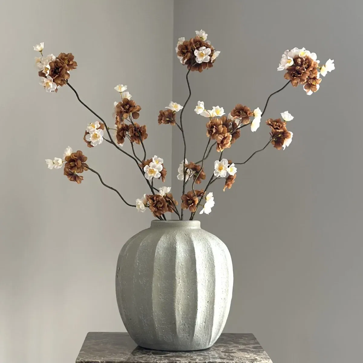 Beige japandi vaas met bloesems