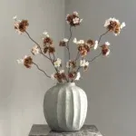 Beige japandi vaas met bloesems