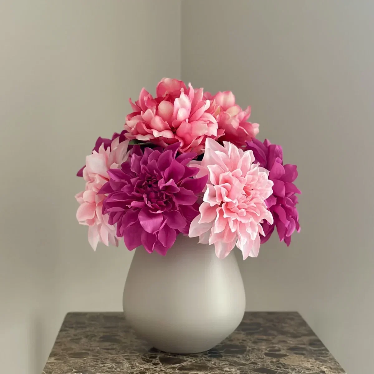 Beige matte vaas met roze fuchia dahlia's