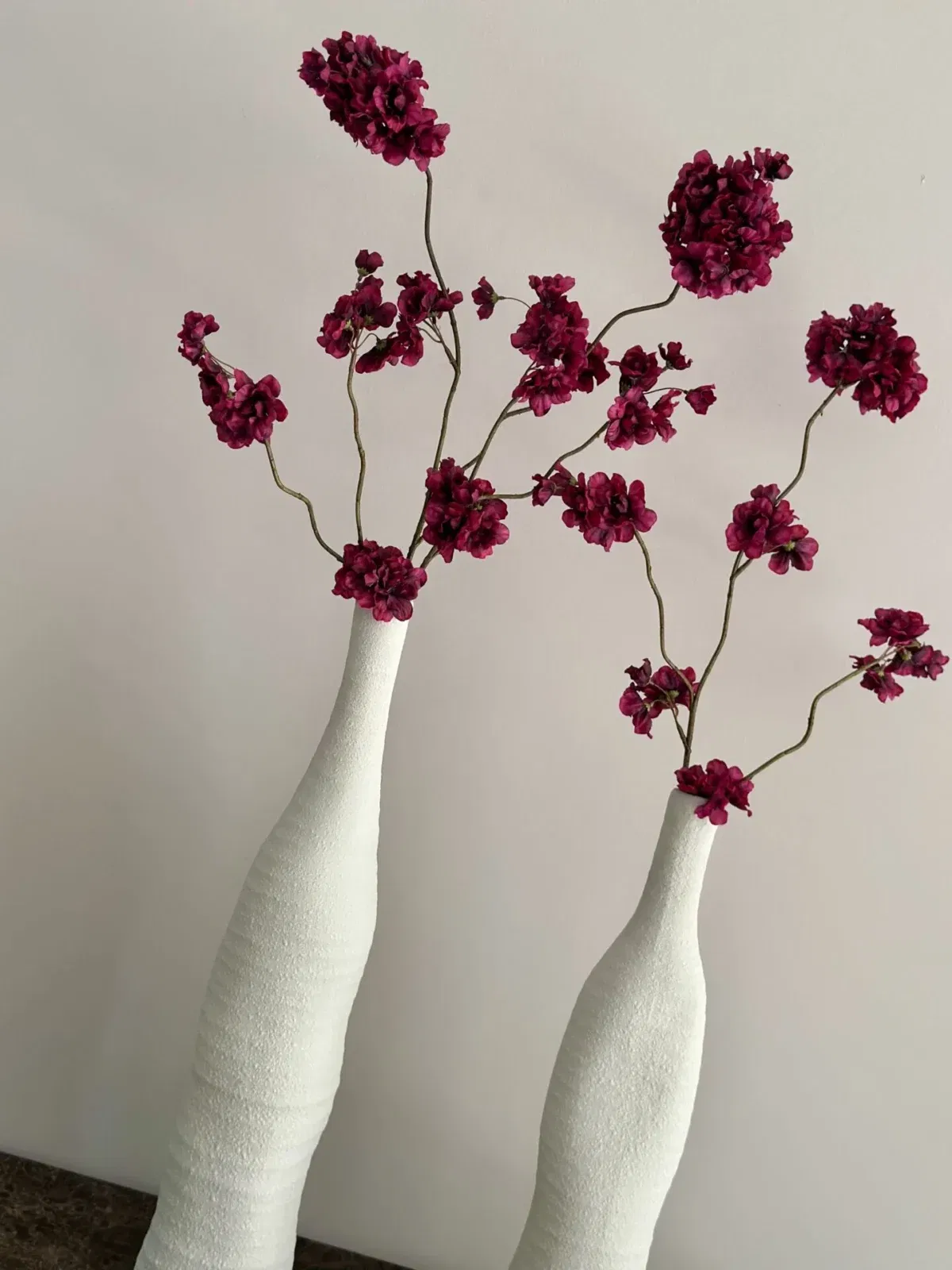 Beige vaas met aubergine bloesems