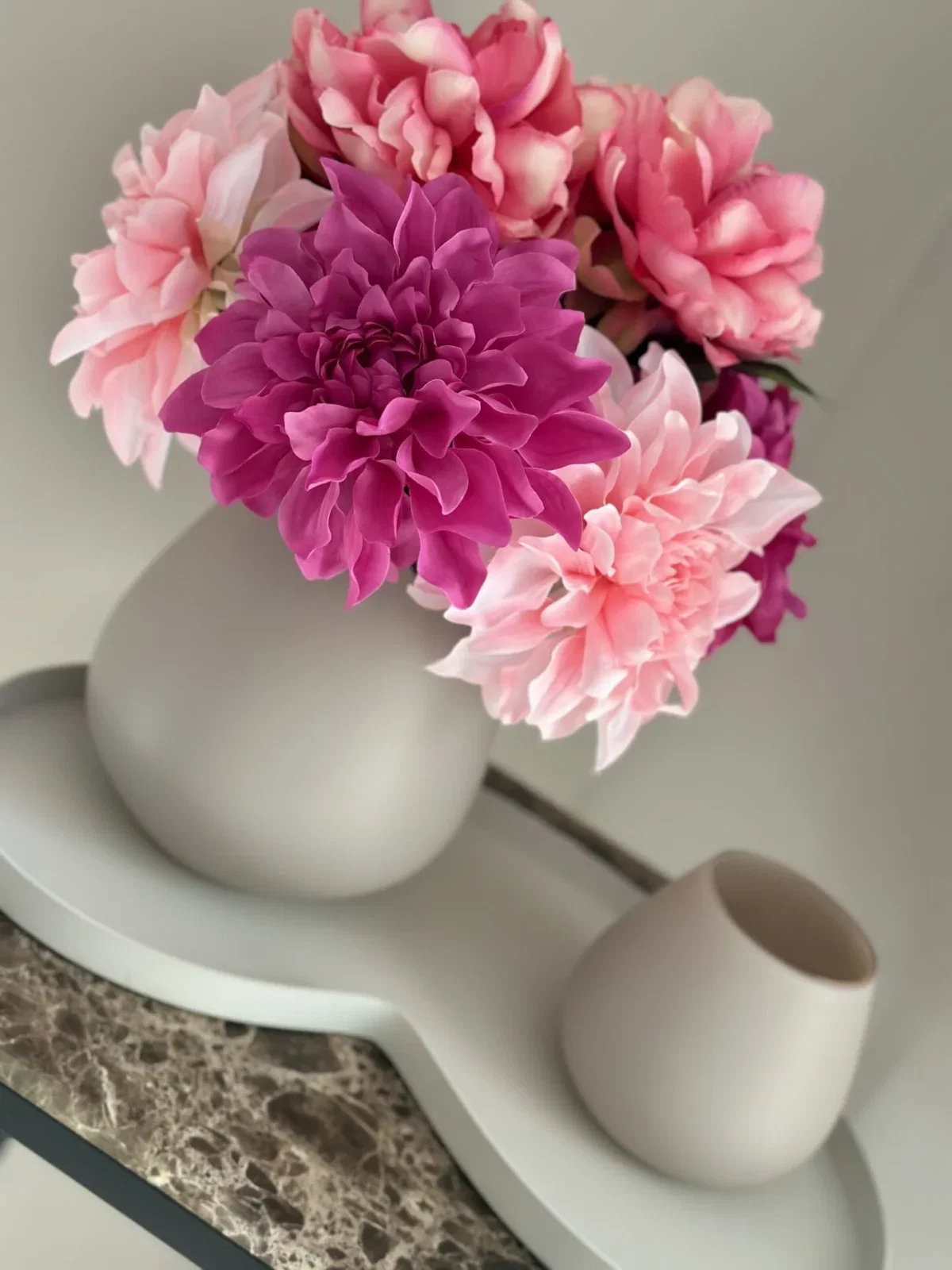 Complete decoratie set met beige dienblad en roze fuchia dahlia's