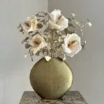 Gouden vaas met kunst bloemen beige