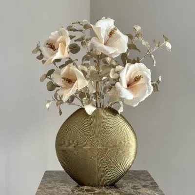 Gouden vaas met kunst bloemen beige
