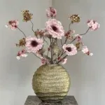 Gouden vaas met zijden bloemen boeket