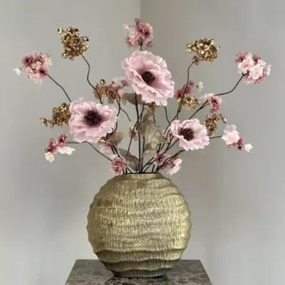 Gouden vaas met zijden bloemen boeket