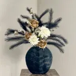 Grote zwarte vaas met zijden bloemen