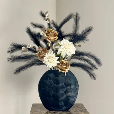 Grote zwarte vaas met zijden bloemen