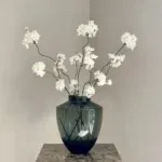 Smoke vaas met witte zijden bloesemtakken