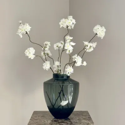 Smoke vaas met witte zijden bloesemtakken