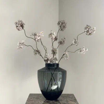 Smoke vaas met zijden bloesemtakken