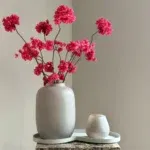 Tafeldecoratie set beige vaas met fuchsia bloesems