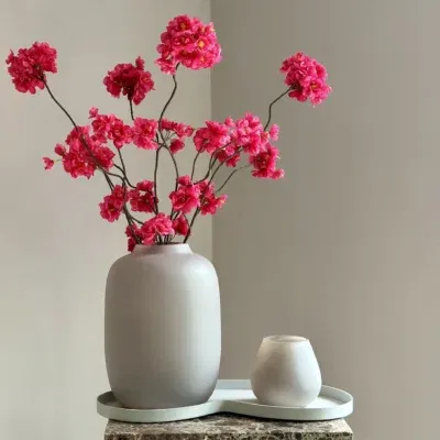 Tafeldecoratie set beige vaas met fuchsia bloesems