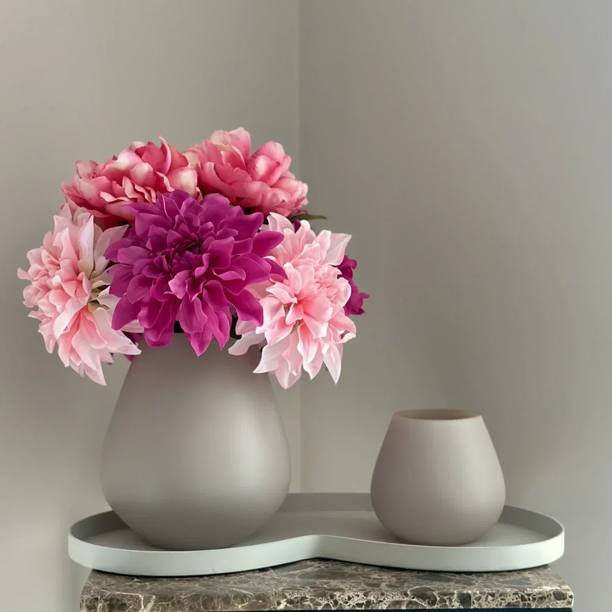 Tafeldecoratie set beige vaas met roze fuchsia