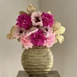 Vaas goud met kunstbloemen roze paars