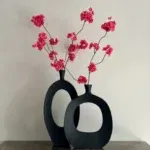 Vensterbank decoratie vaas zwart + zijden bloesemtakken fuchsia