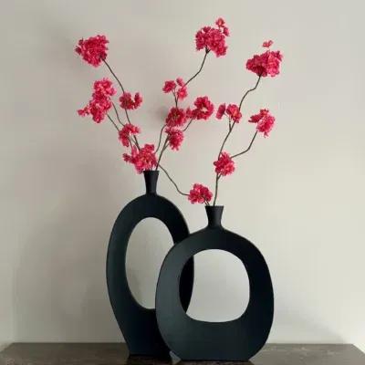 Vensterbank decoratie vaas zwart + zijden bloesemtakken fuchsia