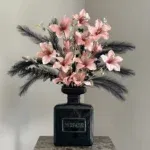 Zwarte parfum vaas met zijden bloem boeket