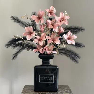 Zwarte parfum vaas met zijden bloem boeket