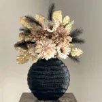 Zwarte vaas met beige gouden kunstbloemen boeket