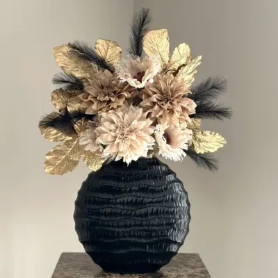 Zwarte vaas met beige gouden kunstbloemen boeket