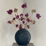 Zwarte vaas met zijden bloemen boeket