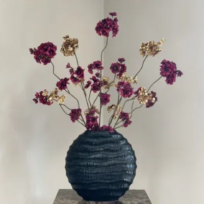 Zwarte vaas met zijden bloemen boeket