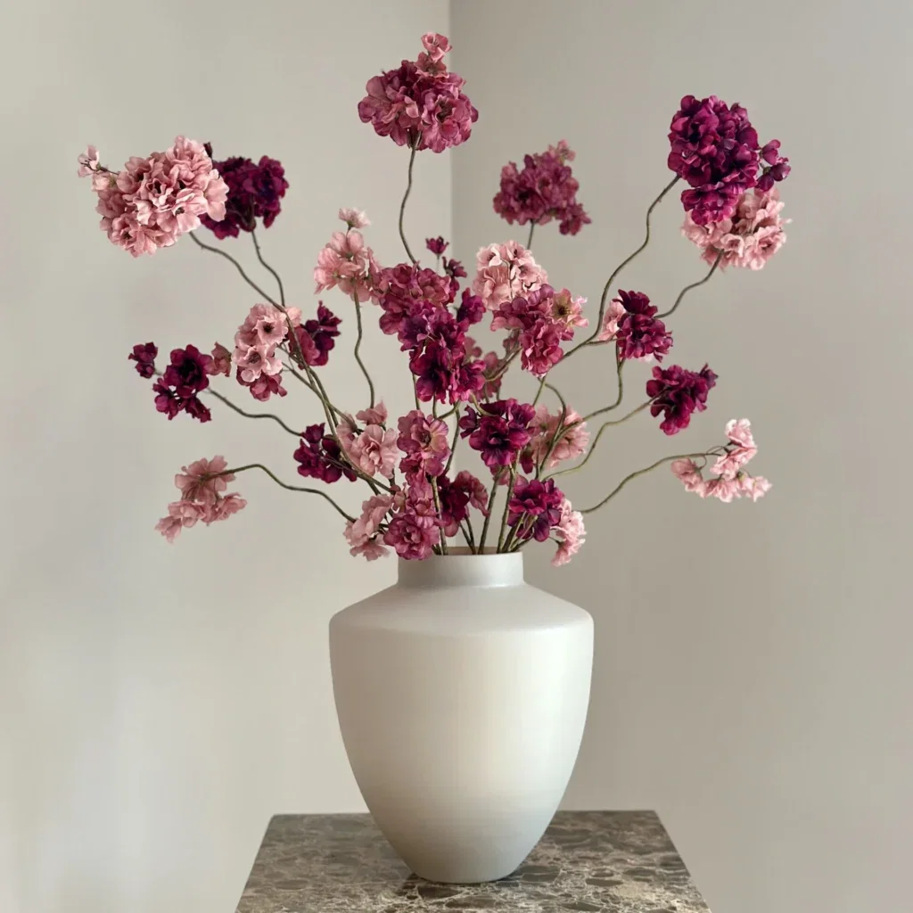 Beige matte vaas met bloesem boeket burgundy roze