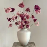 Beige matte vaas met bloesem boeket burgundy roze