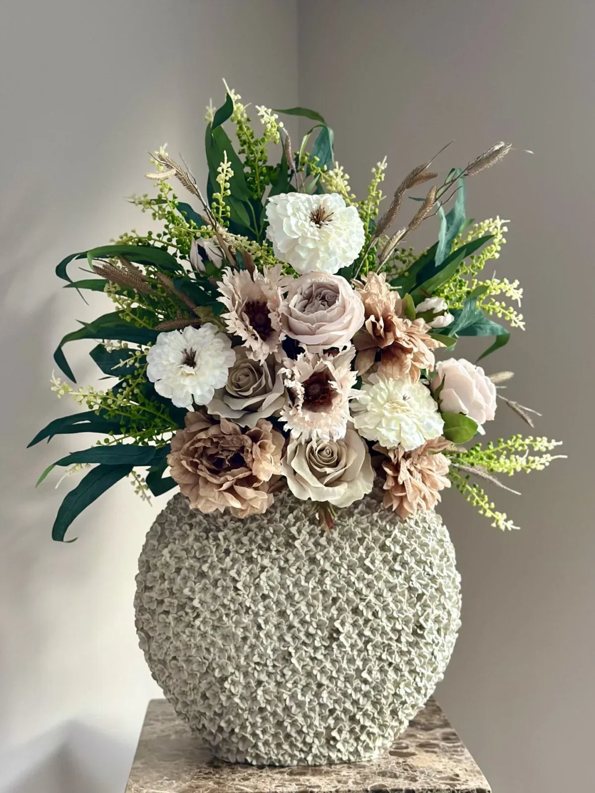 Beige vaas colmore met nude boeket