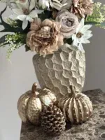 Beige vaas met beige taupe zijden bloem boeket