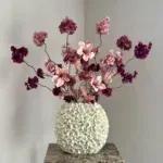 Beige vaas met burgundy roze zijden bloem boeket
