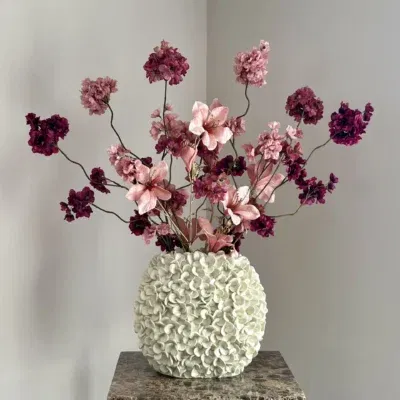 Beige vaas met burgundy roze zijden bloem boeket