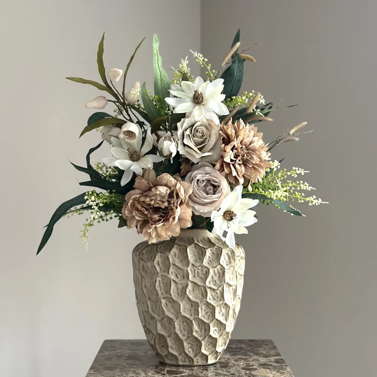 Beige vaas met zijden bloem boeket nude