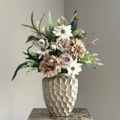 Beige vaas met zijden bloem boeket nude