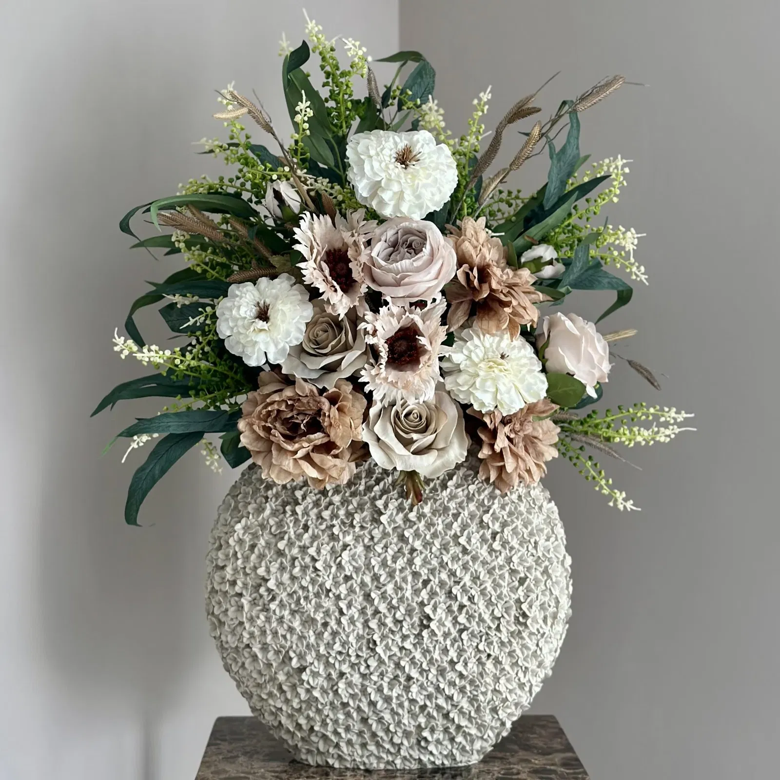 Beige vensterbank vaas met xxl nude boeket Beige vensterbank vaas met xxl nude boeket