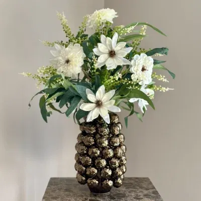 Bronzen vaas met zijden bloem boeket